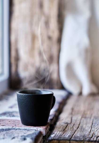 レンガと木製のヴィンテージの背景にリストルトコーヒーと蒸しカップ。クローズアップ、選択的焦点 - 写真・画像