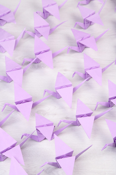 Origami-Kraniche auf hölzernem Hintergrund - Foto, Bild