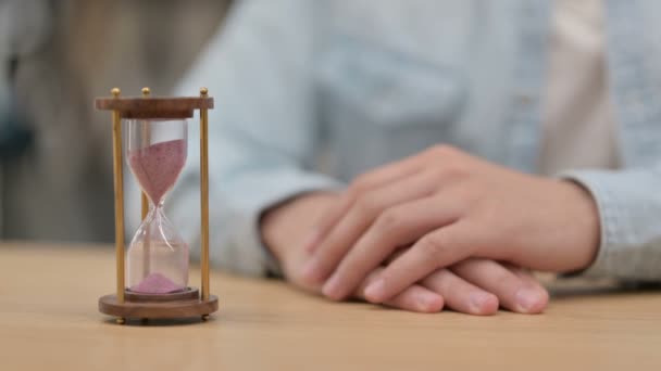 Muž Pozorování Přesýpací hodiny a čekání, Zavřít  - Záběry, video