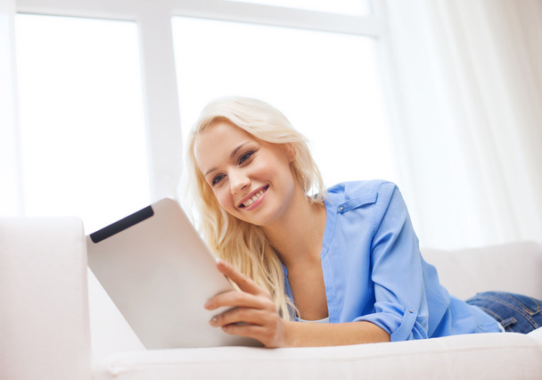 Smiling woman with tablet pc computer at home - Foto, Imagen