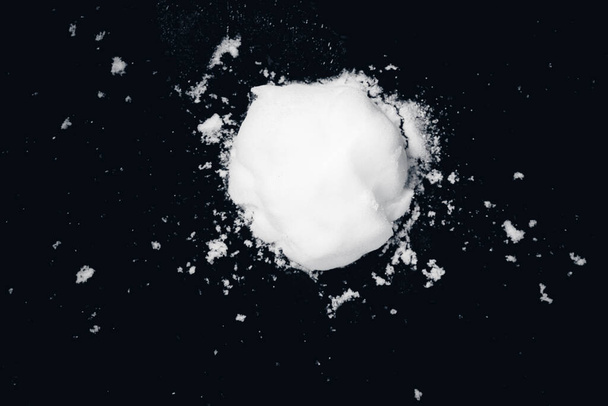 snowball splat on black wall - Fotoğraf, Görsel