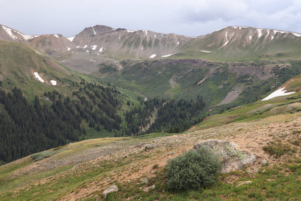 A mountain landscape views with patches of snow at the Continental Divide, Colorado - Valokuva, kuva