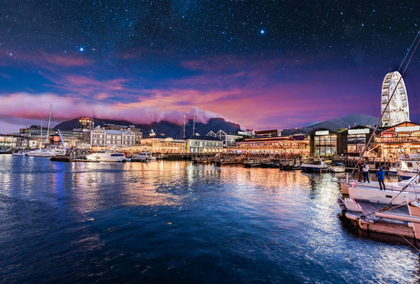 Valaistu Kapkaupungin ranta yöllä tähtien kanssa taivaalla - Valokuva, kuva