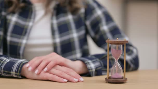 Hourglass Δίπλα σε γυναικεία χέρια αναμονής χειρονομίες, κοντά  - Πλάνα, βίντεο