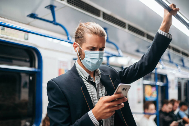 passenger in a face mask while reading a text . - Foto, Imagem