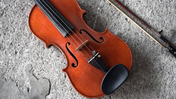 Fechar o lado frontal do violino, mostrar detalhes do instrumento acústico, luz embaçada ao redor - Foto, Imagem