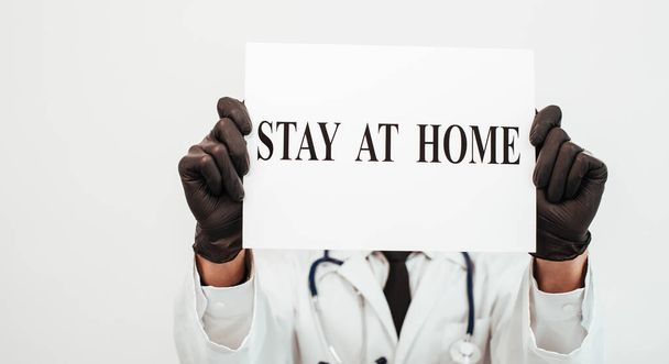 warning stay at home in the hands of the doctor. - Foto, Imagen