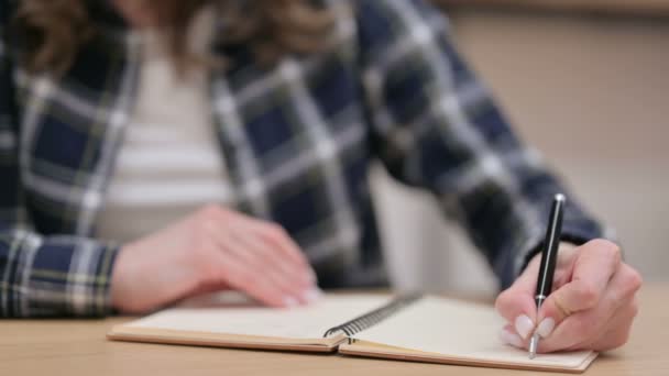 Naisten kädet Kirjoittaminen Notebook, lähikuva  - Materiaali, video