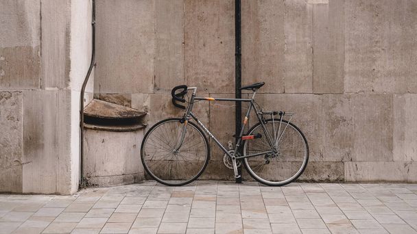 Londres, Royaume-Uni - 26 oct. 2020 : vélo au repos sur un mur d'un bâtiment. - Photo, image
