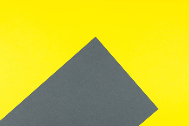 İki tonlu arka plan: sarı ve gri. Moda renklerin gösterimi 2021. Yazı için yer - Fotoğraf, Görsel