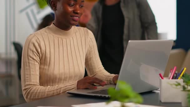 Portret van authentieke Afrikaanse zakenvrouw die goed nieuws leest op laptop - Video