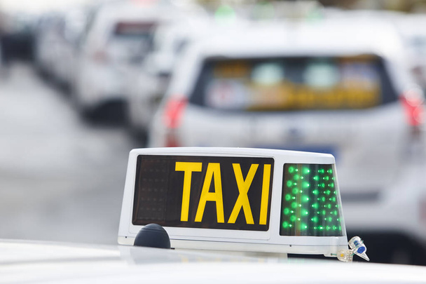 Nápis taxi s rozostřeným veřejným vozidlem. Městská doprava - Fotografie, Obrázek