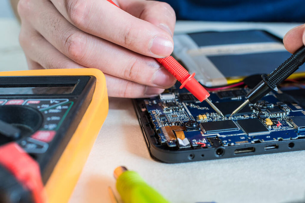A close up shot of smart phone and tablet repair in a technology lab. - Foto, Imagem