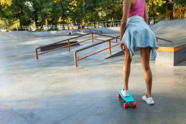 Foto de cultivo de patinadora femenina con tabla de cruceros en skatepark - Foto, Imagen