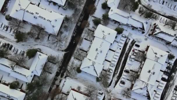 Zimní pohled na malý bytový komplex nádvoří střešní domy pokryté sněhem - Záběry, video