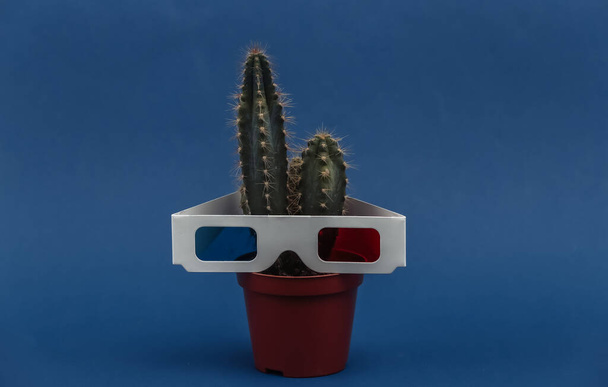Кактус в кастрюле с 3D очками на классическом синем фоне - Фото, изображение