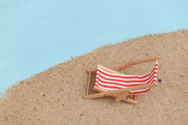 Verano playa viaje concepto de vacaciones. Mini silla de cubierta de playa en la arena - Foto, imagen