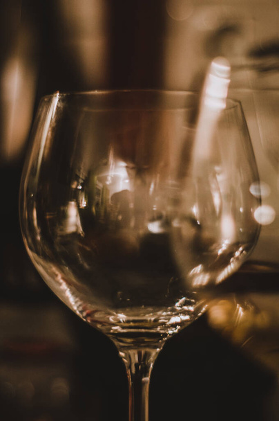 Μια κάθετη λήψη άδεια ποτήρια κρασιού σε ένα τραπέζι - Φωτογραφία, εικόνα