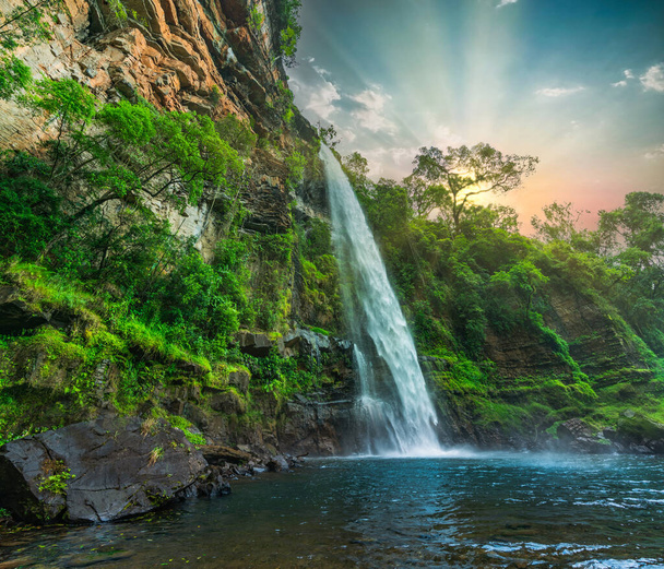 Одинокий водоспад і ставок внизу під час яскравого заходу сонця в Сабі - Мпумаланга (ПАР). - Фото, зображення