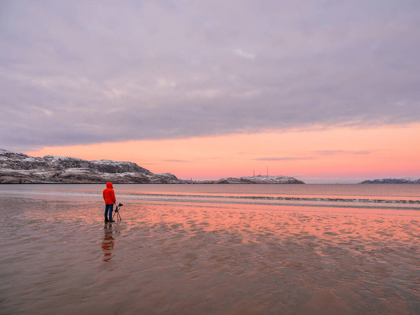 Fotograf natáčí nádhernou arktickou krajinu západu slunce na Severním ledovém oceánu. - Fotografie, Obrázek