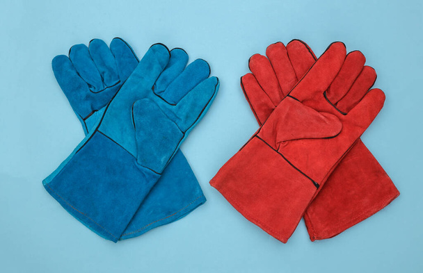 Γάντια εργασίας σε μπλε φόντο. Άνω όψη - Φωτογραφία, εικόνα