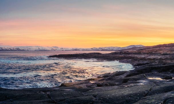 Un acantilado rocoso con una costa mareomotriz. Maravilloso paisaje panorámico de montaña en el mar de Barents. Teriberka. - Foto, imagen