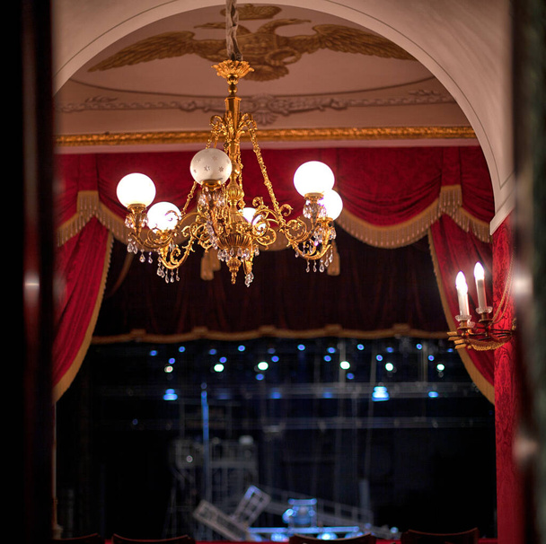 hermoso interior del teatro, sillones suaves en el auditorio, lámparas de araña en el vestíbulo. - Foto, imagen