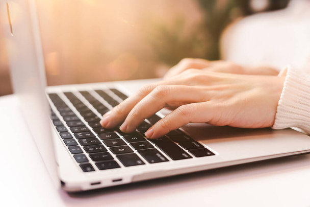 Koncepcja zakupów online, kobieta pisze na laptopie z kartą kredytową - Zdjęcie, obraz