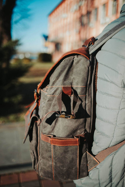 A selective focus shot of a man with a backpack standing outdoors - Foto, Imagem