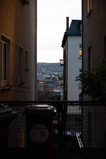 A vertical shot of a city view through the buildings - Foto, Bild