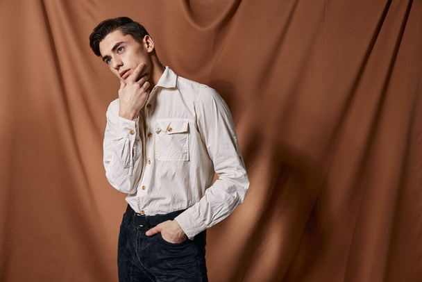 Férfi fehér ingben önbizalom elegáns stílus Stúdió szövet háttér - Fotó, kép