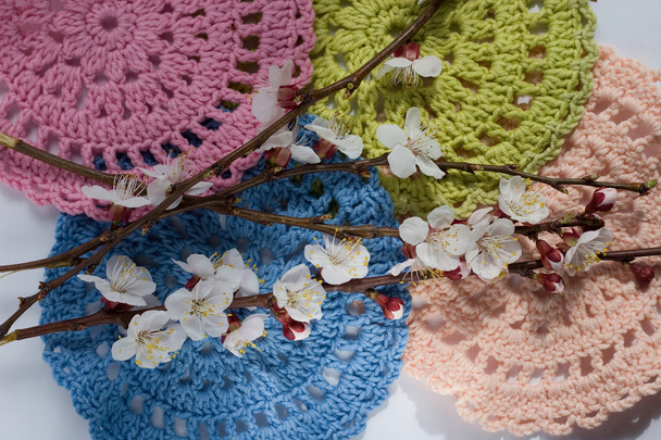 барвисті в'язані серветки і квіткові гілки
 - Фото, зображення