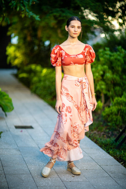 Modelka spaceruje po pasie startowym Encantadore Swimwear Summer podczas pokazu mody Destination Colombia 2020 w Miami Design District, FL 14 listopada 2020 - Zdjęcie, obraz
