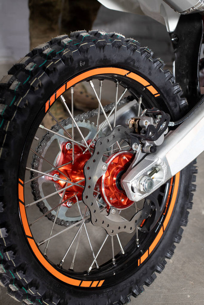 rueda tachonada de una motocicleta - Foto, Imagen