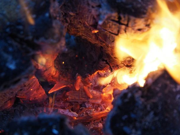 Geceleyin şenlik ateşinin unsurları. Kömür, odun, kıvılcım, alev, duman ve ateş parıltısı. - Fotoğraf, Görsel