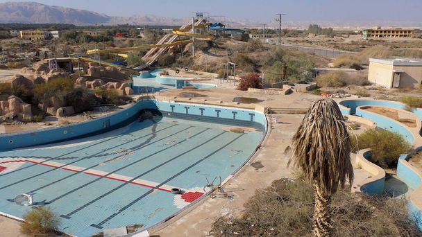 Chiuso Parco acquatico abbandonato Vista aerea, Mar Morto, Israelapocalittica Visione Da Israele Closeed for 20 years water park, Drone view  - Foto, immagini