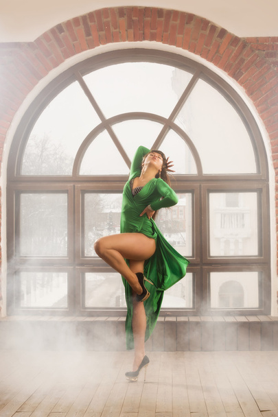 Posing Dancing Woman - Foto, afbeelding
