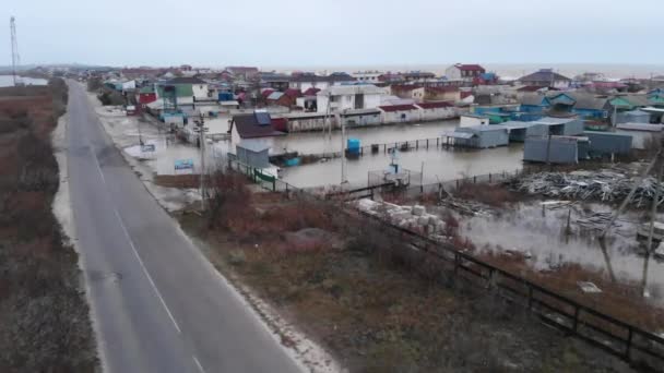 Überschwemmung in einer Siedlung am Meer. - Filmmaterial, Video