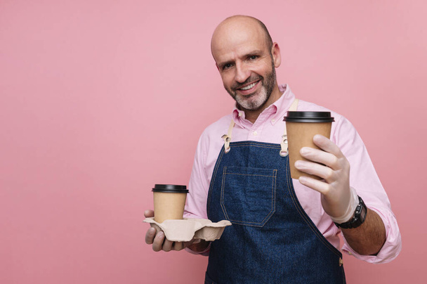 Kalju kypsä mies kahvilla kierrätettävissä pahvimukeissa - Valokuva, kuva