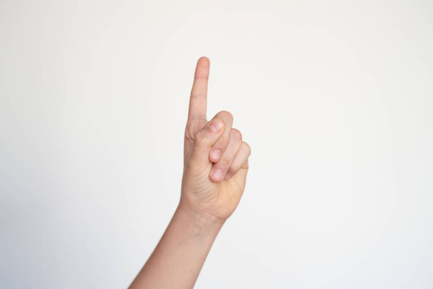 main d'enfant isolé montre le numéro un. jeune signe gestuel de la main. lever la main. demander à parler. pointant du doigt. - Photo, image
