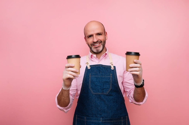 Лисий зрілий чоловік має каву в перероблених картонних чашках
 - Фото, зображення
