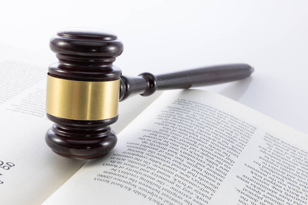 A selective focus shot of the judge's gavel on a law book - Fotoğraf, Görsel