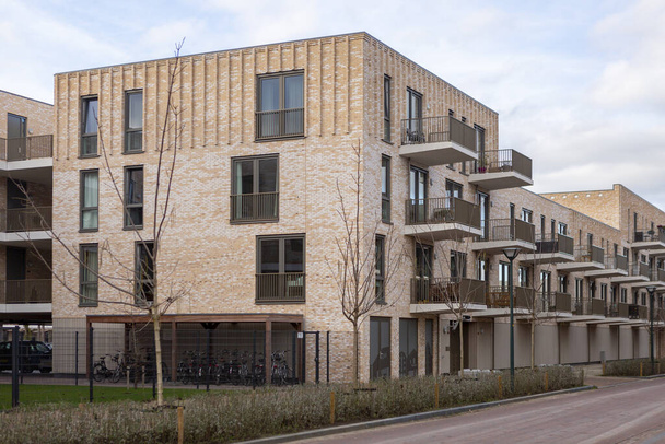 ZUTPHEN, NETHERLANDS - Dec 04, 2020: Modern contemporary residential housing in Dutch family neighbourhood - Φωτογραφία, εικόνα
