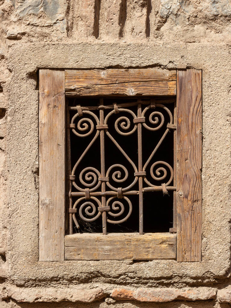 Vintage ablak rozsdás rácsokkal. Tipikus történelmi ház Észak-Afrikában. - Fotó, kép