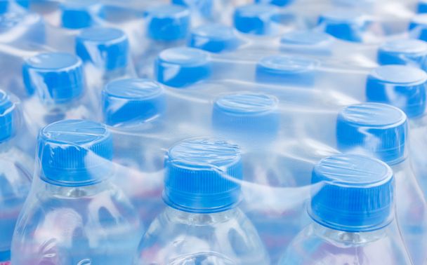 bottiglie d'acqua imbottigliate in pellicola trasparente
 - Foto, immagini