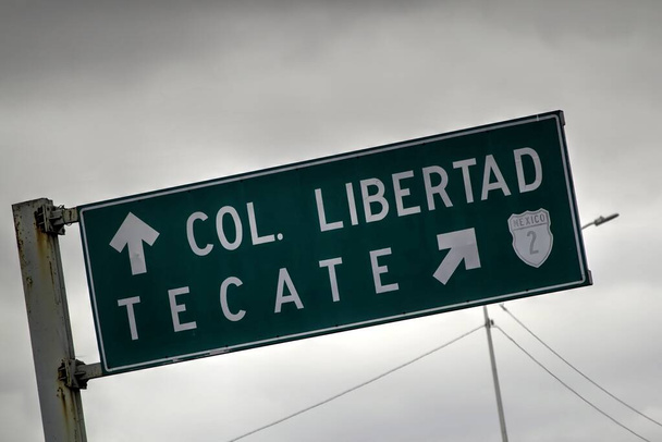Señal verde en Tijuana México indicando rutas a Colonia Libertad y Tecate - Foto, imagen