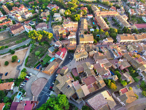 An aerial shot of living houses in a town surrounded by meadows and trees - Foto, Bild