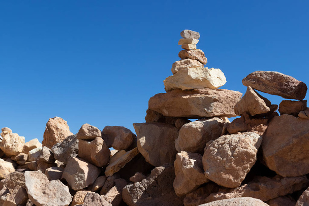 Kő cairn kék ég háttér. Kiegyensúlyozó palakövek piramisa - Fotó, kép