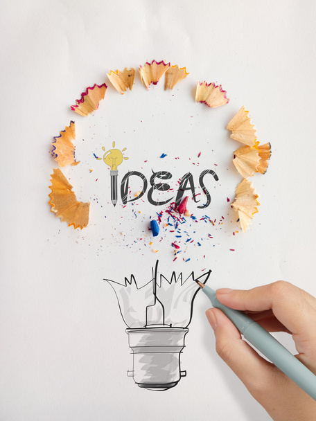 mão desenhado projeto palavra lâmpada IDEA com pó de serra de lápis em p
 - Foto, Imagem