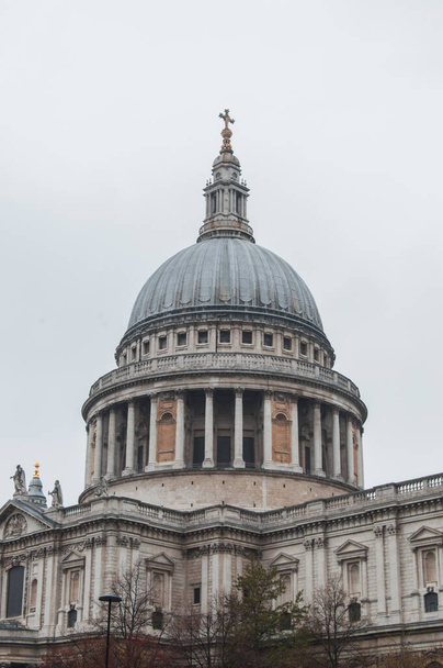 A vertical shot of St. Paul's Cathedral captured in the foggy London, UK - Φωτογραφία, εικόνα